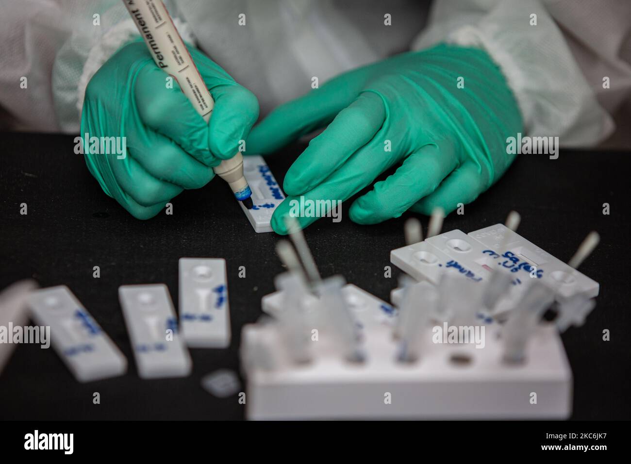 Un professionnel de la santé indonésien vérifie le test d'antigène rapide effectué par des piétons lors des opérations Humanity à Jakarta, Indonésie, le 29 décembre 2020. Selon les données publiées par le Ministère de la santé, l'Indonésie a enregistré plus de sept cent mille cas de COVID-19 depuis le début de la pandémie. Le gouvernement indonésien fermera ses frontières à tous les visiteurs étrangers du 01 au 14 janvier 2021 afin de lutter contre la propagation de la maladie infectieuse. (Photo par Afriadi Hikmal/NurPhoto) Banque D'Images