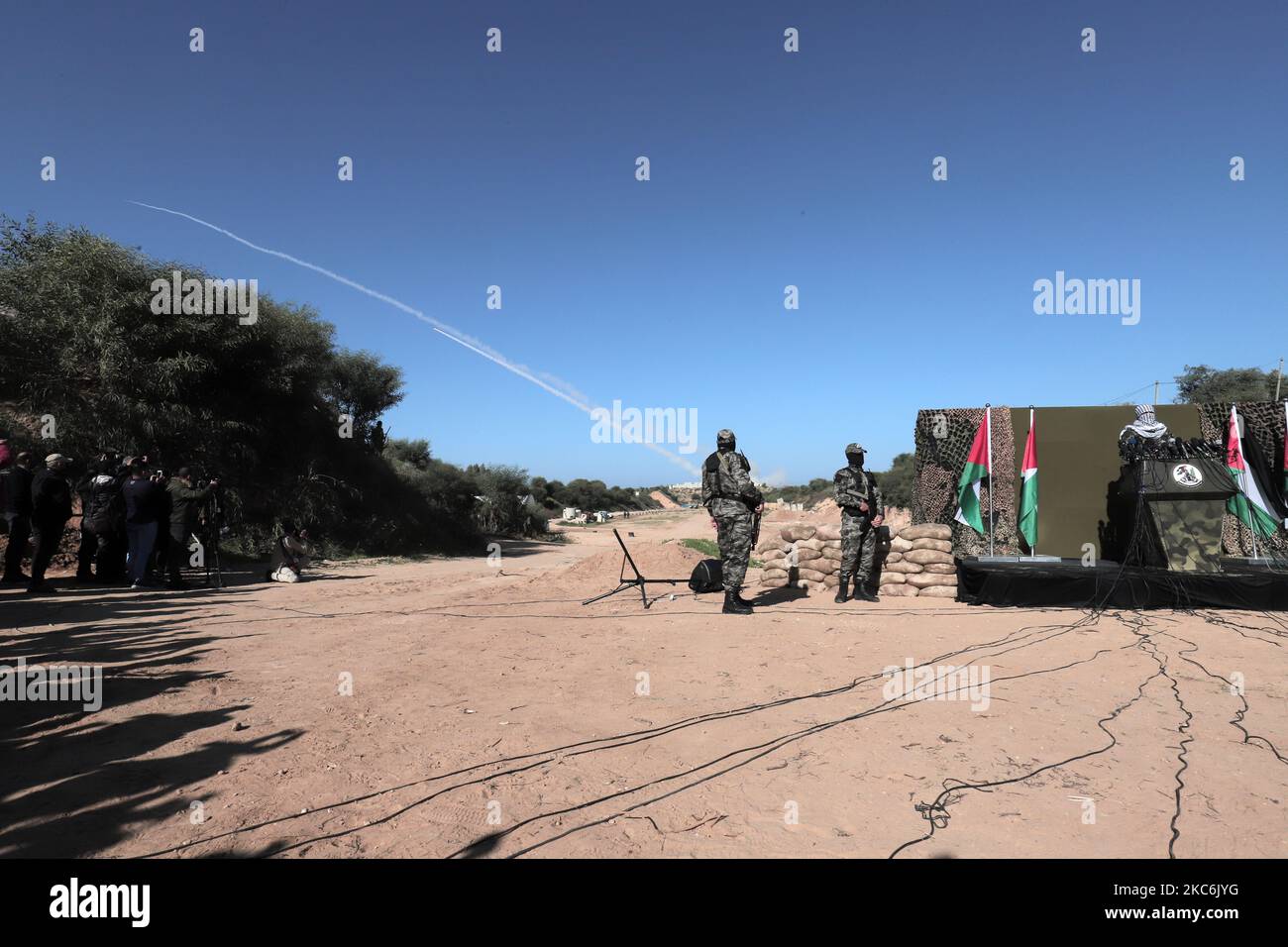 Les militants palestiniens regardent une fusée lancée lors d'un exercice militaire organisé par des factions militaires en dehors de la ville de Gaza, le mardi 29 décembre 2020. Mardi, les militants palestiniens de la bande de Gaza ont tiré une salve de roquettes dans la mer Méditerranée dans le cadre d'un exercice militaire autoqualifié visant à préparer une éventuelle guerre avec Israël (photo de Mamen Faiz/NurPhoto) Banque D'Images