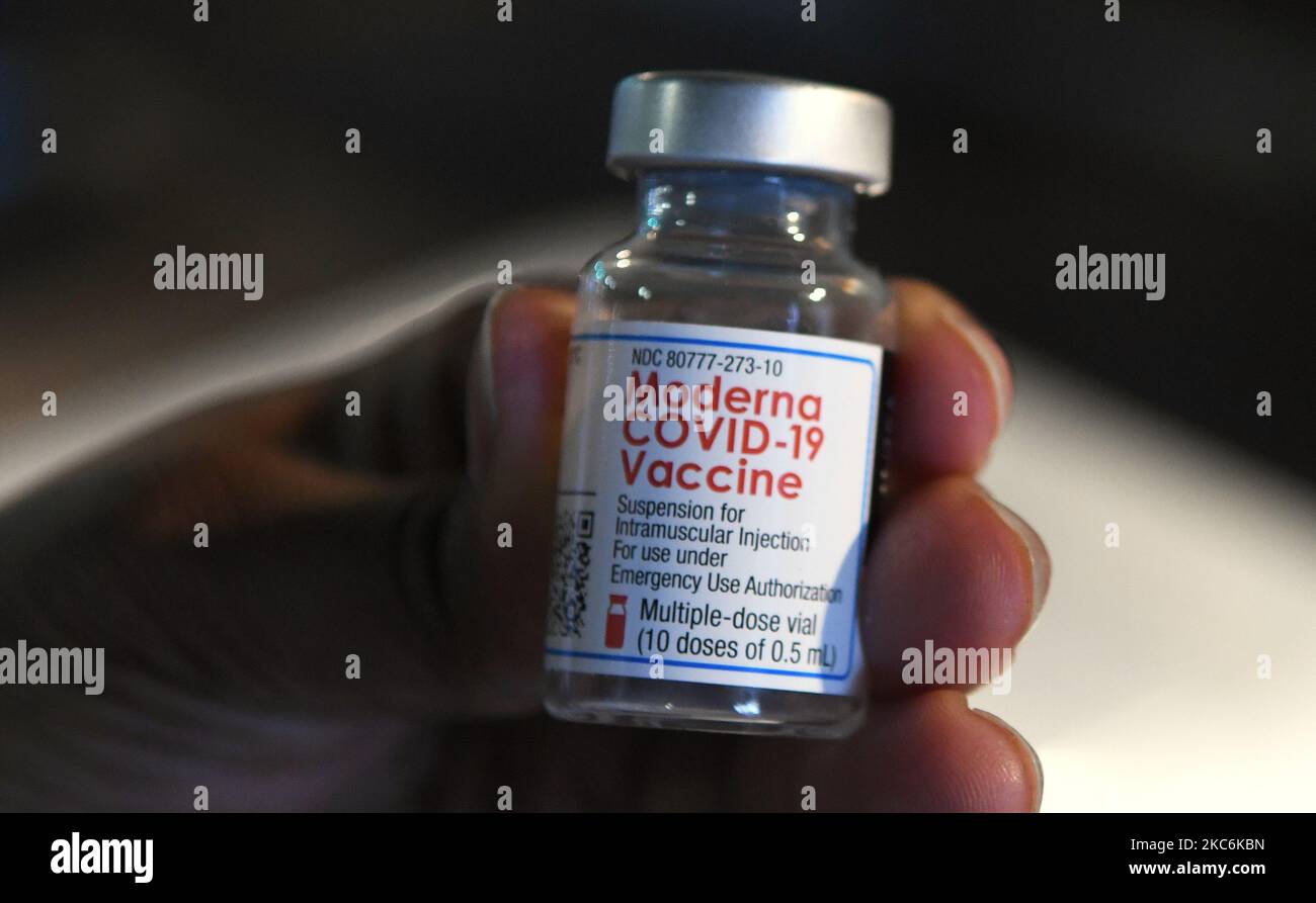 Un travailleur médical détient un flacon de vaccin Moderna COVID-19 le premier jour où les résidents du comté d'Orange âgés de 65 ans et plus peuvent être vaccinés sur un site de passage au centre des congrès du comté d'Orange, à 29 décembre 2020, à Orlando, en Floride. Gov. Ron DeSantis a donné la priorité à la distribution du vaccin à la population âgée de Floridas. (Photo de Paul Hennessy/NurPhoto) Banque D'Images