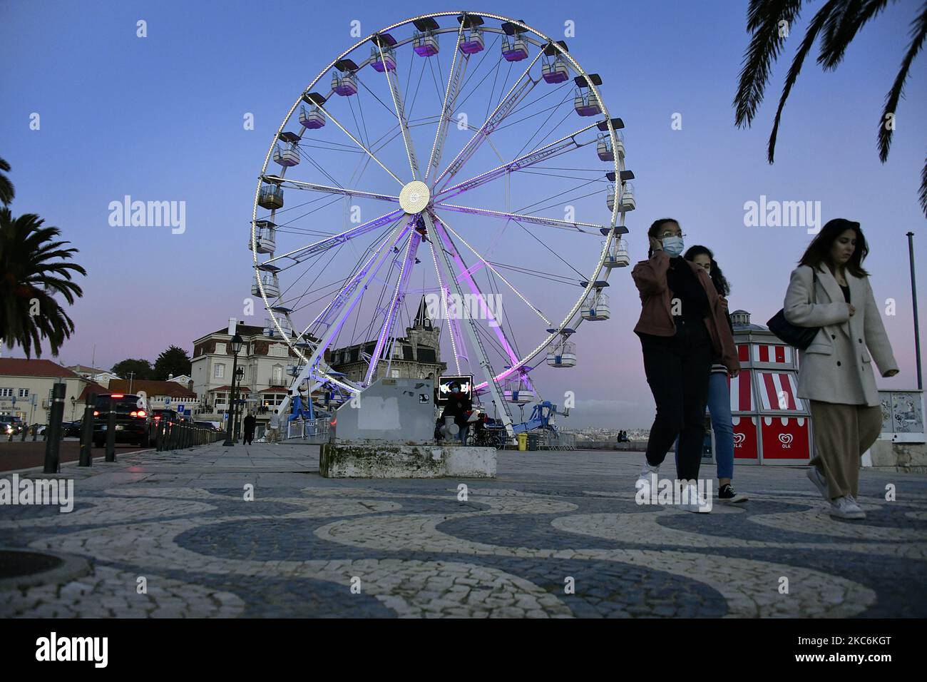 Les personnes portant des masques protecteurs marchent près de la promenade du bord de mer à Cascais, Portugal. 30 décembre 2020. Le Portugal rapporte 74 décès supplémentaires liés au covid-19 et 3 336 nouveaux cas d'infection par le nouveau coronavirus, selon le rapport quotidien du Département général de la santé (DG). Depuis le début de la pandémie, le Portugal a enregistré 6 751 décès et 400 002 cas d'infection à SRAS-COV-2, et 65 457 cas demeurent actifs. (Photo par Jorge Mantilla/NurPhoto) Banque D'Images