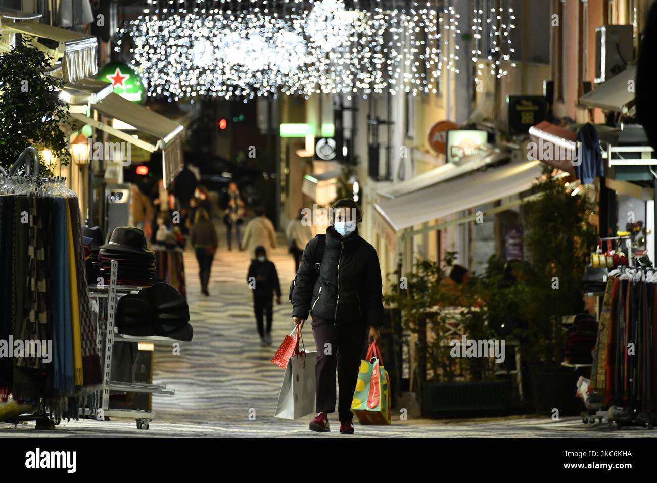 Une femme portant un masque de protection marche dans les rues de Cascais, Portugal. 30th décembre 2020. Le Portugal rapporte 74 décès supplémentaires liés au covid-19 et 3 336 nouveaux cas d'infection par le nouveau coronavirus, selon le rapport quotidien du Département général de la santé (DG). Depuis le début de la pandémie, le Portugal a enregistré 6 751 décès et 400 002 cas d'infection à SRAS-COV-2, et 65 457 cas demeurent actifs. (Photo par Jorge Mantilla/NurPhoto) Banque D'Images