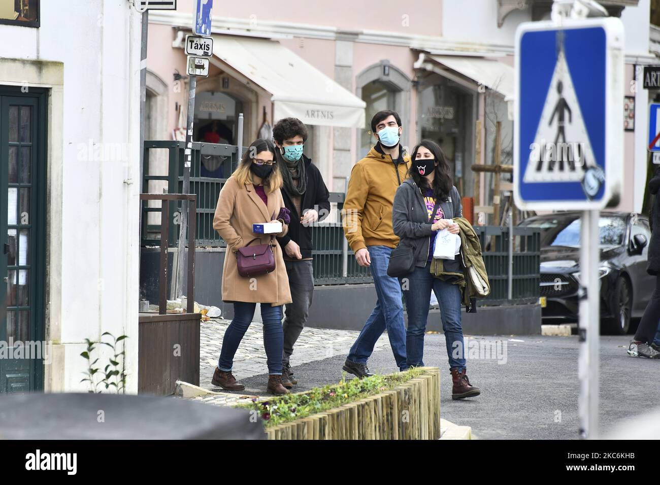 Les personnes portant des masques protecteurs marchent dans les rues de Sintra, au Portugal. 30th décembre 2020. Le Portugal rapporte 74 décès supplémentaires liés au covid-19 et 3 336 nouveaux cas d'infection par le nouveau coronavirus, selon le rapport quotidien du Département général de la santé (DG). Depuis le début de la pandémie, le Portugal a enregistré 6 751 décès et 400 002 cas d'infection à SRAS-COV-2, et 65 457 cas demeurent actifs. (Photo par Jorge Mantilla/NurPhoto) Banque D'Images