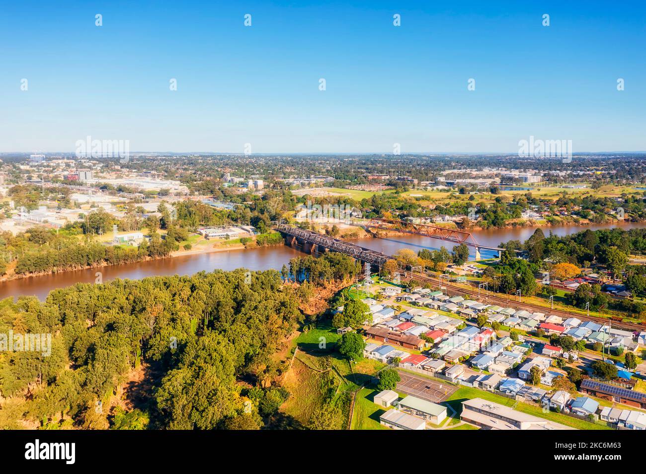 Pont Victoria et traversée de Yandhai Nepean au-dessus de la rivière Nepean dans le Grand Sydney à Penrith - paysage aérien. Banque D'Images