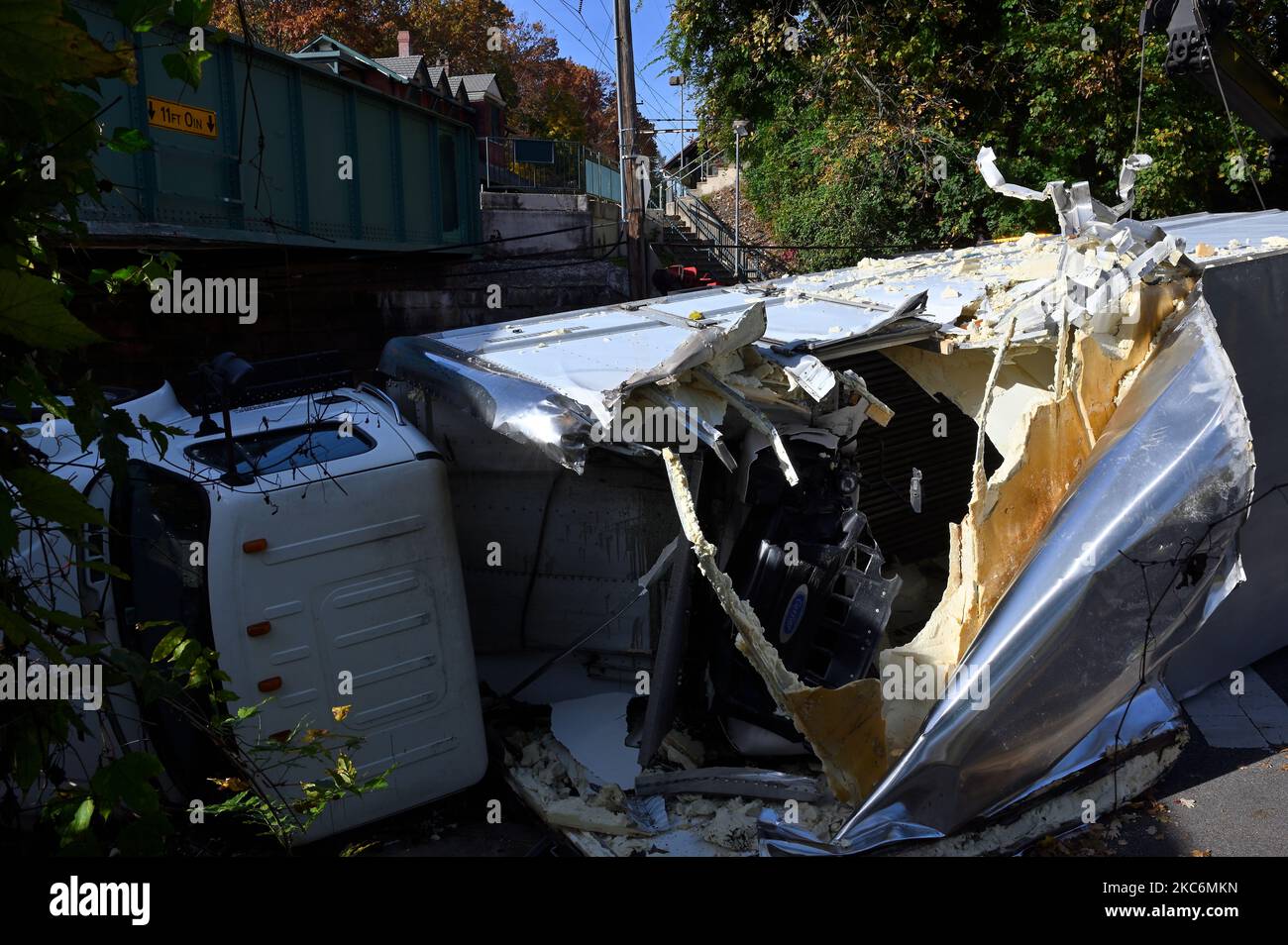 Upper Darby, États-Unis. 04th novembre 2022. Les équipes travaillent pour enlever ce qui est laissé après qu'un camion a frappé un viaduc de chemin de fer régional à LA GARE DE SEPTA Carpenter, à Philadelphie, PA, Etats-Unis sur 4 novembre 2022. Crédit : OOgImages/Alamy Live News Banque D'Images