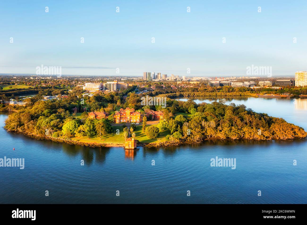 École de Rivendell sur les rives de la rivière Parramatta dans l'ouest de Sydney en Australie - paysage urbain aérien. Banque D'Images