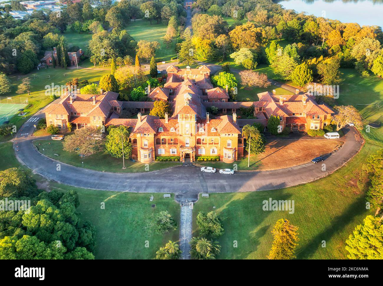 École historique de Rivendell sur les rives de la rivière Parramatta dans l'ouest de Sydney - vue aérienne sur le parc verdoyant. Banque D'Images