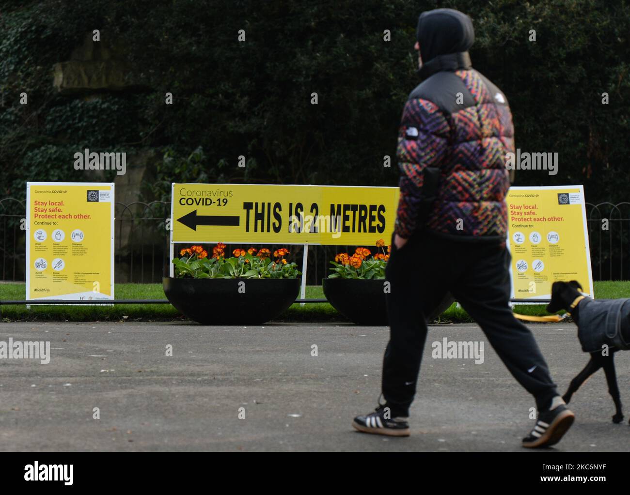 Un panneau montrant une distance sociale de deux mètres à l'intérieur du parc vert de St Stephen's. Ce soir, Taoiseach (Premier ministre irlandais), Micheal Martin, a annoncé un retour aux restrictions de niveau 5 jusqu'au 31 janvier en République d'Irlande. Le ministère de la Santé a rapporté un nouveau record quotidien de nouveaux cas pour la République d'Irlande, avec 1 718 nouveaux cas et 13 décès (3 861 nouveaux cas et 19 décès confirmés sur l'île d'Irlande). Mercredi, 30 décembre 2020, à Dublin, Irlande. (Photo par Artur Widak/NurPhoto) Banque D'Images