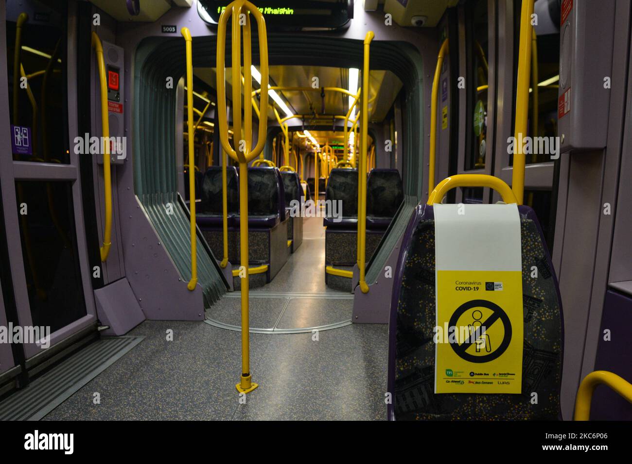 Vue intérieure d'une LUAS vide. Ce soir, Taoiseach (Premier ministre irlandais), Micheal Martin, a annoncé un retour aux restrictions de niveau 5 jusqu'au 31 janvier en République d'Irlande. Le ministère de la Santé a rapporté un nouveau record quotidien de nouveaux cas pour la République d'Irlande, avec 1 718 nouveaux cas et 13 décès (3 284 nouveaux cas et 27 décès confirmés sur l'île d'Irlande). Mercredi, 30 décembre 2020, à Dublin, Irlande. (Photo par Artur Widak/NurPhoto) Banque D'Images