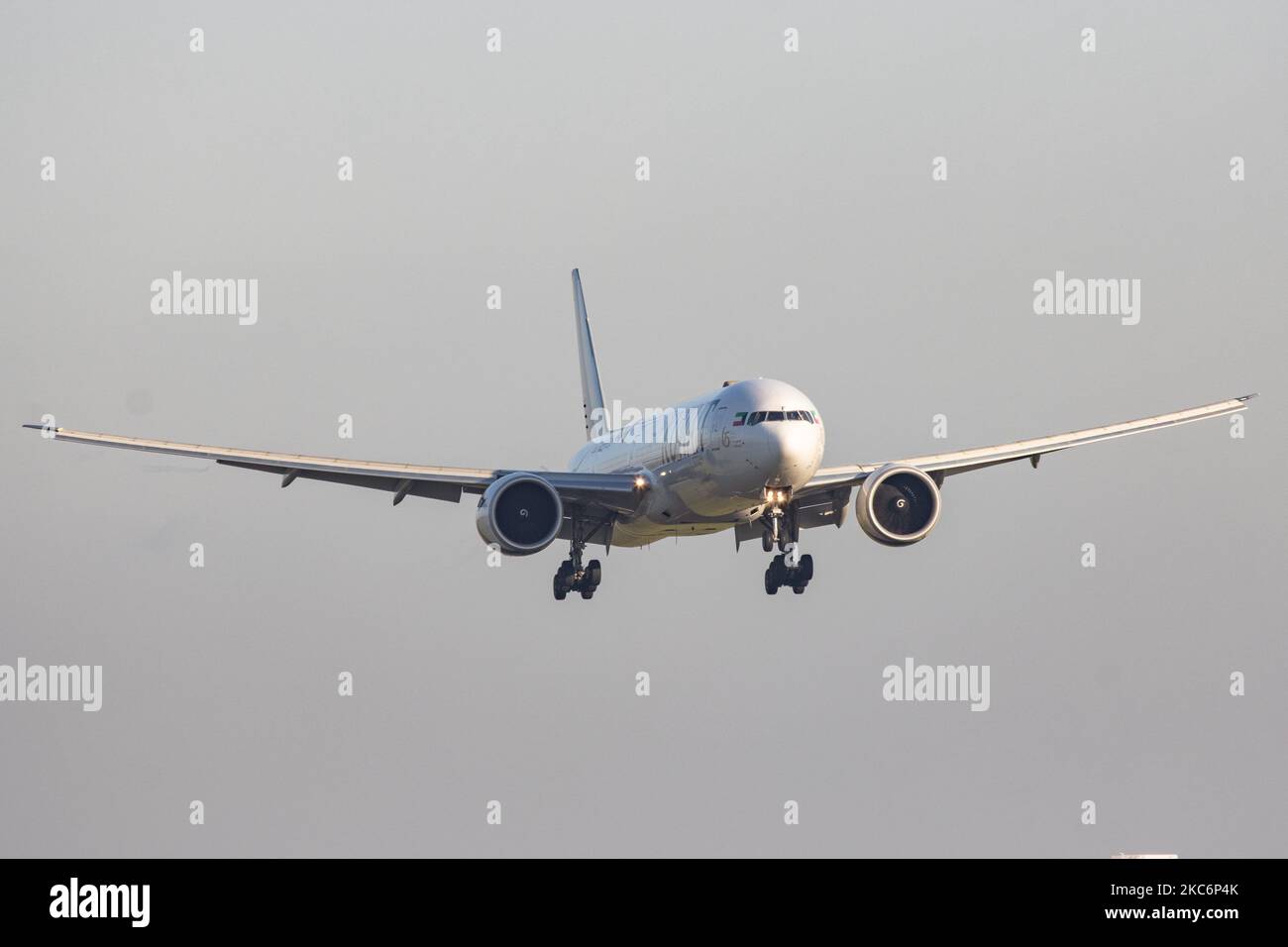 Koweit Airways Boeing 777-300 tel qu'observé lors de l'approche finale de vol et d'atterrissage à l'aéroport international d'Amsterdam Schiphol AMS EHAM. L'avion à large corps Boeing B777, en particulier le modèle Boeing 777-369(ER), est immatriculé 9K-AOF, le nom d'Al-Ahmadiya et est alimenté par 2x moteurs à réaction GE. Kuwait Airways KU KAC KUKOWEÏTIEN est le porte-drapeau national de l'État du Koweït et une flotte de 30 avions reliant le Moyen-Orient à l'Europe, l'Amérique, le sous-continent indien et l'Asie du Sud-est. Kuwait Airways est membre de l'Organisation arabe des transporteurs aériens. La circulation mondiale des passagers a diminué durant toute la durée Banque D'Images