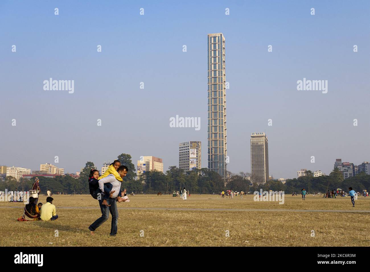 Une famille profite de sa sortie dans la région de maidan à l'occasion de la fin de l'année 2020 à Kolkata, en Inde, sur 31 décembre 2020. La foule habituelle était très moins importante dans la région de maidan que les années précédentes en raison de la situation de la COVID. (Photo de Dipayan Bose/NurPhoto) Banque D'Images