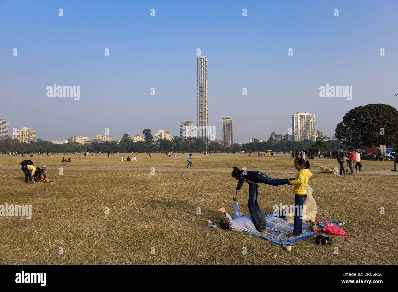 Une famille profite de sa sortie dans la région de maidan à l'occasion de la fin de l'année 2020 à Kolkata, en Inde, sur 31 décembre 2020. La foule habituelle était très moins importante dans la région de maidan que les années précédentes en raison de la situation de la COVID. (Photo de Dipayan Bose/NurPhoto) Banque D'Images