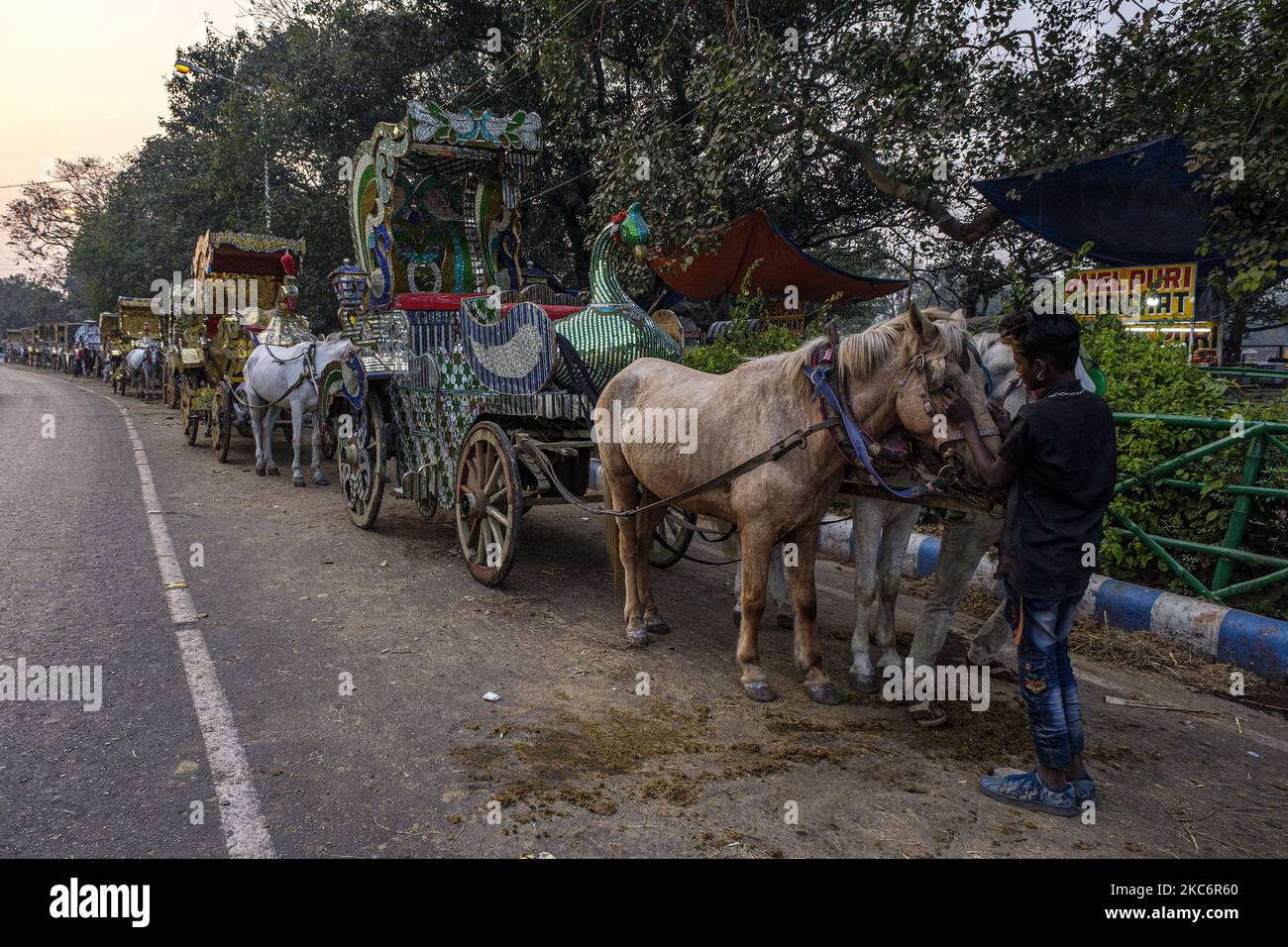 Des chars décorés attendent des clients mais il y avait très peu de personnes présentes pour célébrer le dernier jour de l'année à Kolkata, en Inde, sur 31 décembre 2020. La foule habituelle était très moins importante dans la région de maidan que les années précédentes en raison de la situation de la COVID. (Photo de Dipayan Bose/NurPhoto) Banque D'Images