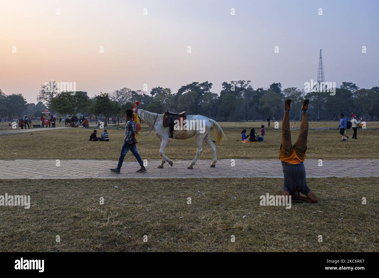 La foule habituelle était très moins importante dans la région de maïdan que les années précédentes en raison de la situation de la COVID à Kolkata, en Inde, sur 31 décembre 2020. (Photo de Dipayan Bose/NurPhoto) Banque D'Images