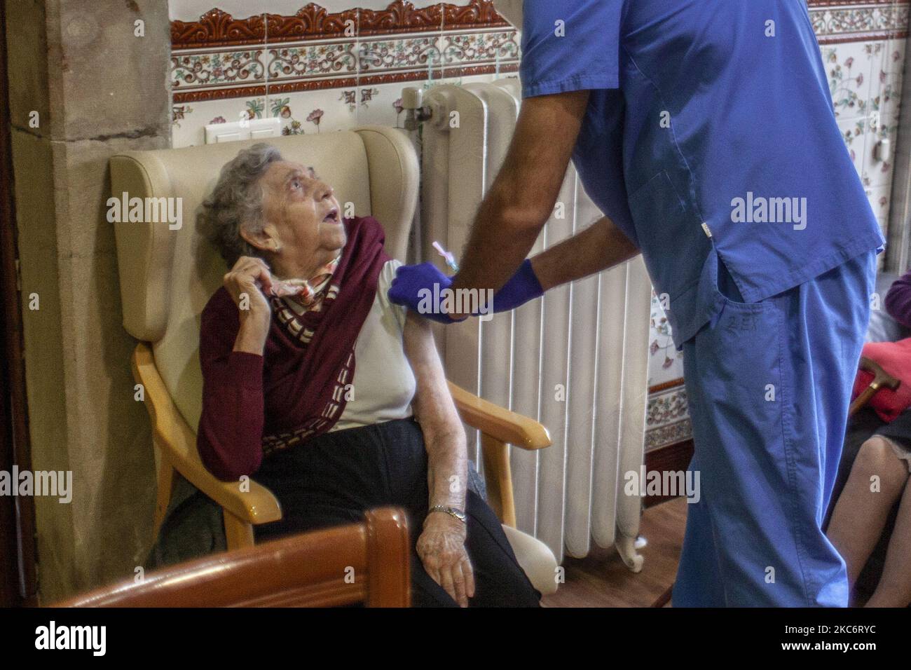 Une femme reçoit le vaccin à la résidence de Llano Ponte, à Norena, Asturies, Espagne, on 1 janvier, 2021. Ainsi commence la première des trois étapes établies pour la vaccination contre le coronavirus dans la Stratégie nationale de vaccination, dans laquelle les quatre groupes prioritaires sont: Les résidents et le personnel de santé et de santé sociale dans les résidences pour personnes âgées et handicapées; le personnel de santé de première ligne; autres personnels de santé et de santé sociale et grandes personnes à charge non institutionnalisées. (Photo d'Alvaro Fuente/NurPhoto) Banque D'Images