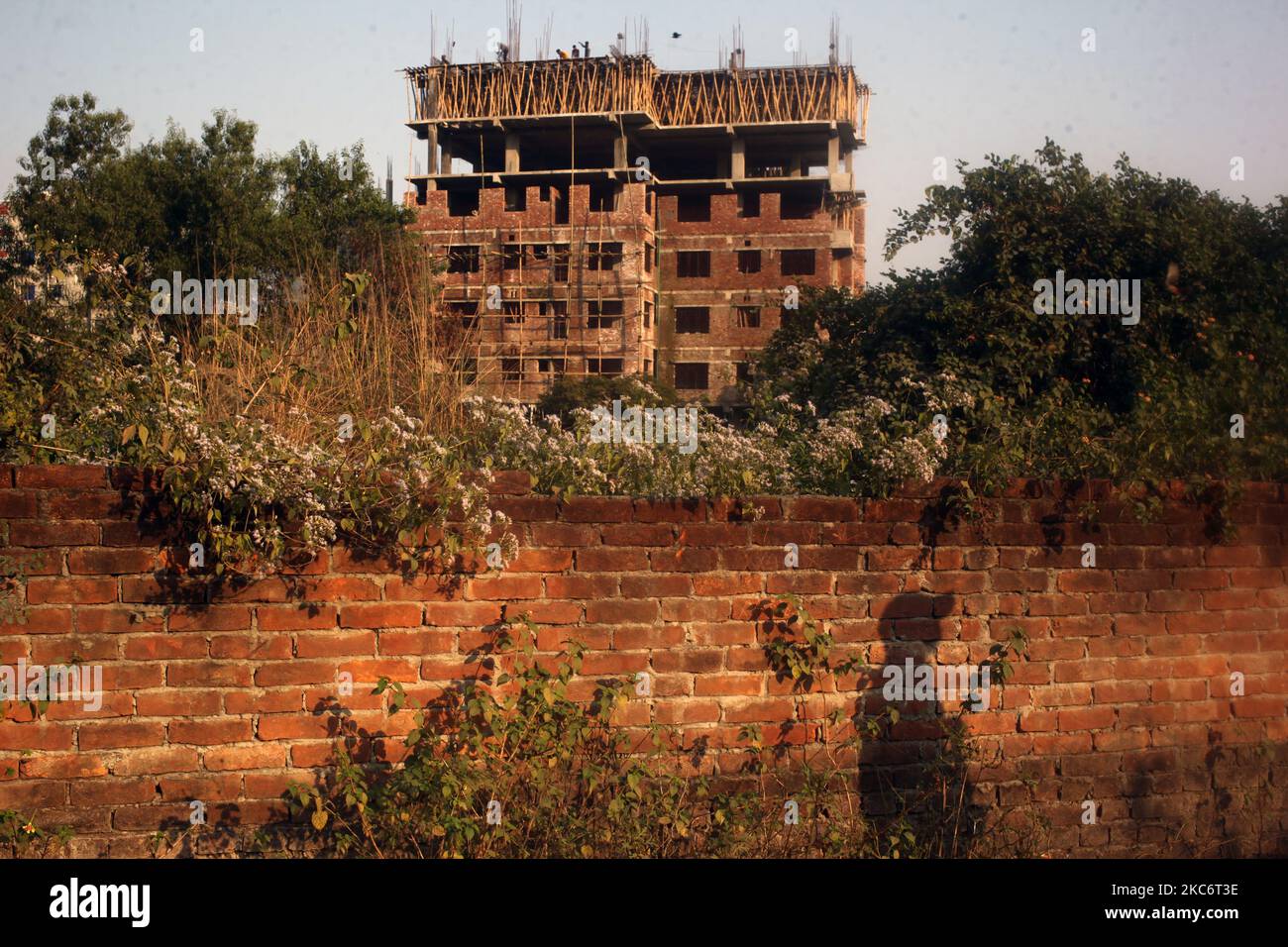 Les travailleurs travaillent dans un bâtiment en construction dans une zone résidentielle de Bosila, Dhaka, Bangladesh, samedi, 2 janvier 2021. (Photo de Syed Mahamudur Rahman/NurPhoto) Banque D'Images Les travailleurs travaillent dans un bâtiment en construction dans une zone résidentielle de Bosila, Dhaka, Bangladesh, samedi, 2 janvier 2021. (Photo de Syed Mahamudur Rahman/NurPhoto) Banque D'Images