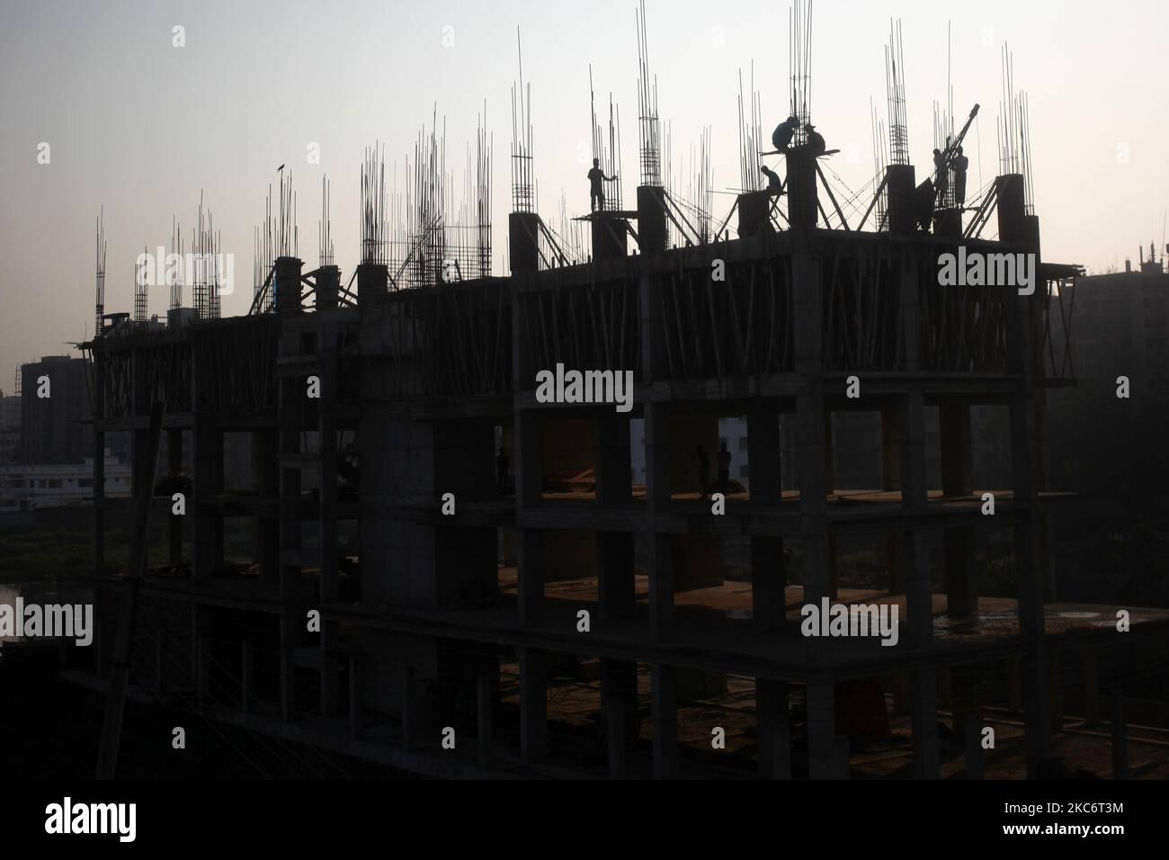 Les travailleurs travaillent dans un bâtiment en construction dans une zone résidentielle de Bosila, Dhaka, Bangladesh, samedi, 2 janvier 2021. (Photo de Syed Mahamudur Rahman/NurPhoto) Banque D'Images Les travailleurs travaillent dans un bâtiment en construction dans une zone résidentielle de Bosila, Dhaka, Bangladesh, samedi, 2 janvier 2021. (Photo de Syed Mahamudur Rahman/NurPhoto) Banque D'Images