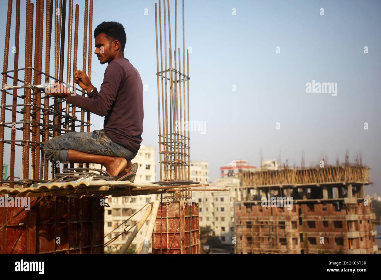 Un travailleur travaille dans un bâtiment en construction dans une zone résidentielle de Bosila, Dhaka, Bangladesh, samedi, 2 janvier 2021. (Photo de Syed Mahamudur Rahman/NurPhoto) Banque D'Images Un travailleur travaille dans un bâtiment en construction dans une zone résidentielle de Bosila, Dhaka, Bangladesh, samedi, 2 janvier 2021. (Photo de Syed Mahamudur Rahman/NurPhoto) Banque D'Images