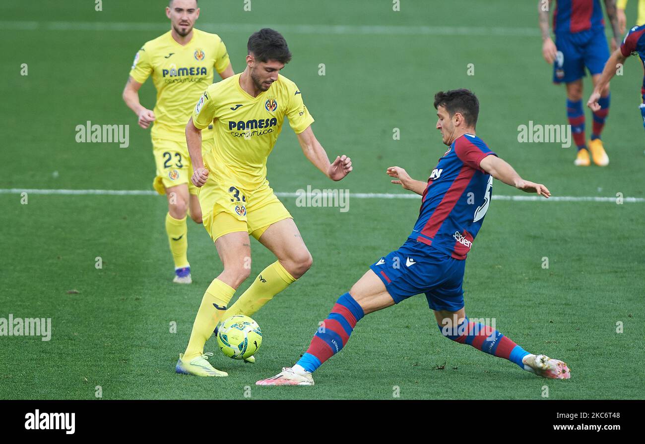 Fernando Fer Nino de Villarreal CF et Nemanja Radoja de Levante UD pendant la Ligue Santander Mach entre Villarreal et Levante à Estadio de la Ceramica le 2 janvier 2021 à Vila-Real, Espagne (photo de Maria Jose Segovia/NurPhoto) Banque D'Images