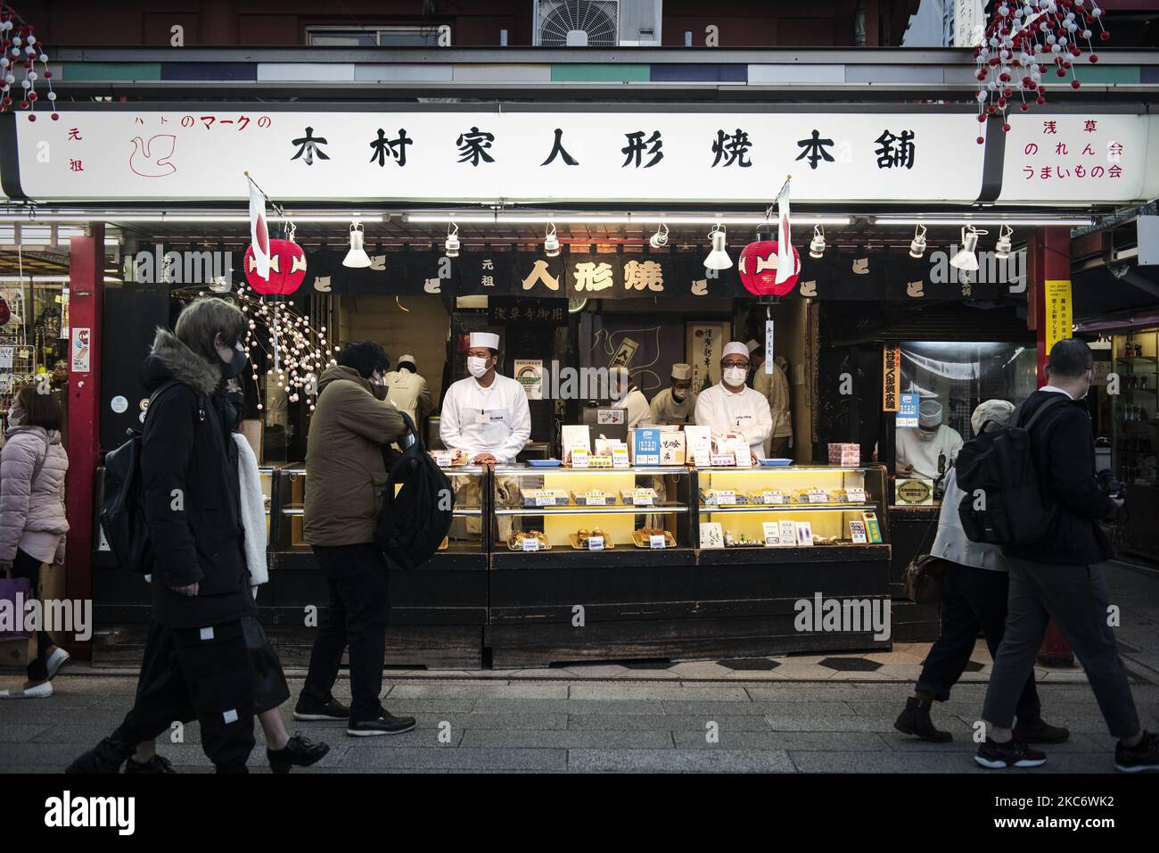 Les vendeurs de friandises traditionnelles japonaises attendent les clients le long de la rue commerçante près de Sensouji à Asakusa, Tokyo, Japon, sur 3 janvier 2021.(photo de Yusuke Harada/NurPhoto) Banque D'Images