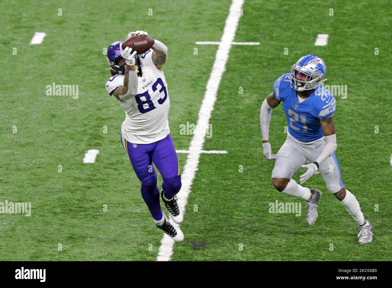 Le Minnesota Vikings Tight End Tyler Conklin (83) passe lors de la première moitié d'un match de football de la NFL contre les Detroit Lions à Detroit, Michigan, États-Unis, dimanche, 3 janvier 2021. (Photo de Jorge Lemus/NurPhoto) Banque D'Images Le Minnesota Vikings Tight End Tyler Conklin (83) passe lors de la première moitié d'un match de football de la NFL contre les Detroit Lions à Detroit, Michigan, États-Unis, dimanche, 3 janvier 2021. (Photo de Jorge Lemus/NurPhoto) Banque D'Images