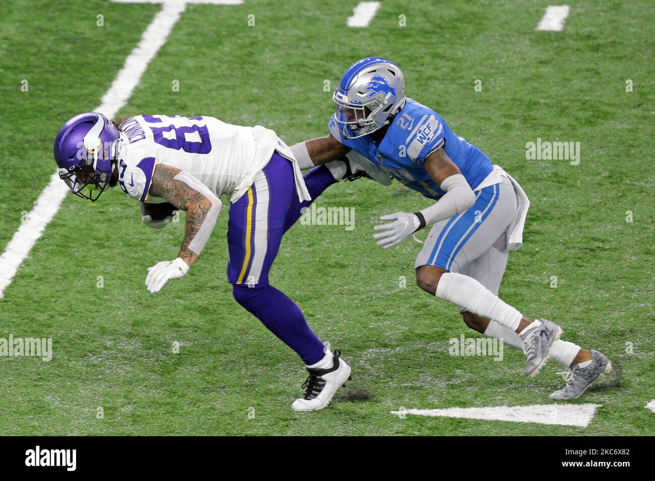Minnesota Vikings Tight End Tyler Conklin (83) est attaqué par les Lions de Detroit dos défensif Tracy Walker (21) lors de la première moitié d'un match de football de la NFL à Detroit, Michigan États-Unis, dimanche, 3 janvier 2021. (Photo de Jorge Lemus/NurPhoto) Banque D'Images Minnesota Vikings Tight End Tyler Conklin (83) est attaqué par les Lions de Detroit dos défensif Tracy Walker (21) lors de la première moitié d'un match de football de la NFL à Detroit, Michigan États-Unis, dimanche, 3 janvier 2021. (Photo de Jorge Lemus/NurPhoto) Banque D'Images