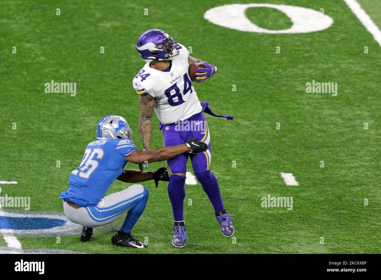 Minnesota Vikings Tight End Irv Smith (84) est attaqué par les Detroit Lions Strong Safety Duron Harmon (26) pendant la première moitié d'un match de football de la NFL à Detroit, Michigan, États-Unis, dimanche, 3 janvier 2021. (Photo de Jorge Lemus/NurPhoto) Banque D'Images Minnesota Vikings Tight End Irv Smith (84) est attaqué par les Detroit Lions Strong Safety Duron Harmon (26) pendant la première moitié d'un match de football de la NFL à Detroit, Michigan, États-Unis, dimanche, 3 janvier 2021. (Photo de Jorge Lemus/NurPhoto) Banque D'Images