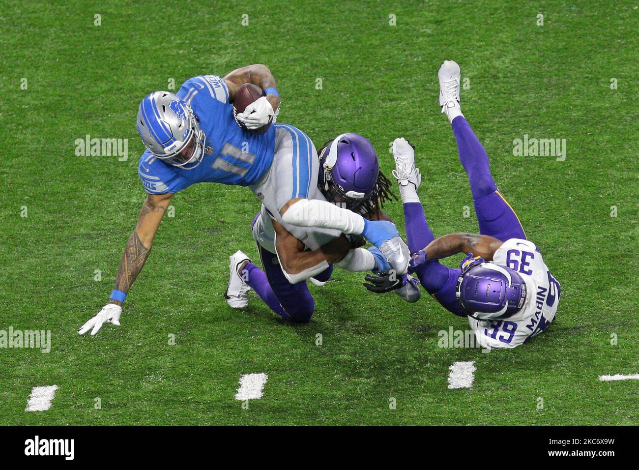 Marvin Jones, grand receveur des Lions de Detroit (11), est attaqué par Anthony Harris, sécurité gratuite des Minnesota Vikings (41), lors de la deuxième moitié d'un match de football de la NFL à Detroit, Michigan, États-Unis, dimanche, 3 janvier 2021. (Photo de Jorge Lemus/NurPhoto) Banque D'Images