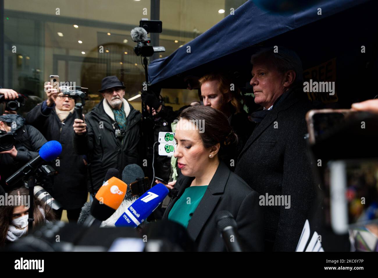 Stella Moris parle aux médias à l'extérieur de Old Bailey après que l'extradition de son partenaire Julian Assange a été refusée à Londres, en Grande-Bretagne, le 4 janvier 2021. La juge de district Vanessa Barrister a nié l'extradition de Julian Assange aux États-Unis en invoquant le « risque de suicide ». Il est accusé de piratage informatique et de violation de la loi sur l'espionnage du pays. Les États-Unis ont confirmé qu'ils feront appel de cette décision. (Photo de Maciek Musialek/NurPhoto) Banque D'Images