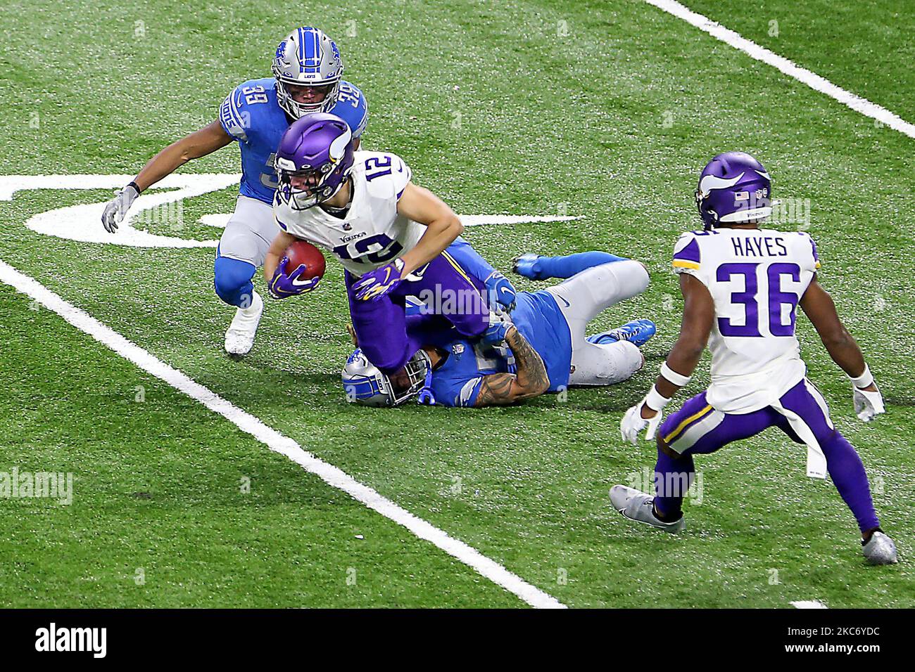 Chad Beebe (12), grand receveur des Minnesota Vikings, est arrêté par Mike Ford (38), le cornerback des Detroit Lions, lors de la première partie d'un match de football de la NFL entre les Detroit Lions et les Minnesota Vikings à Detroit, Michigan, États-Unis, dimanche, 3 janvier 2021. (Photo par Amy Lemus/NurPhoto) Banque D'Images