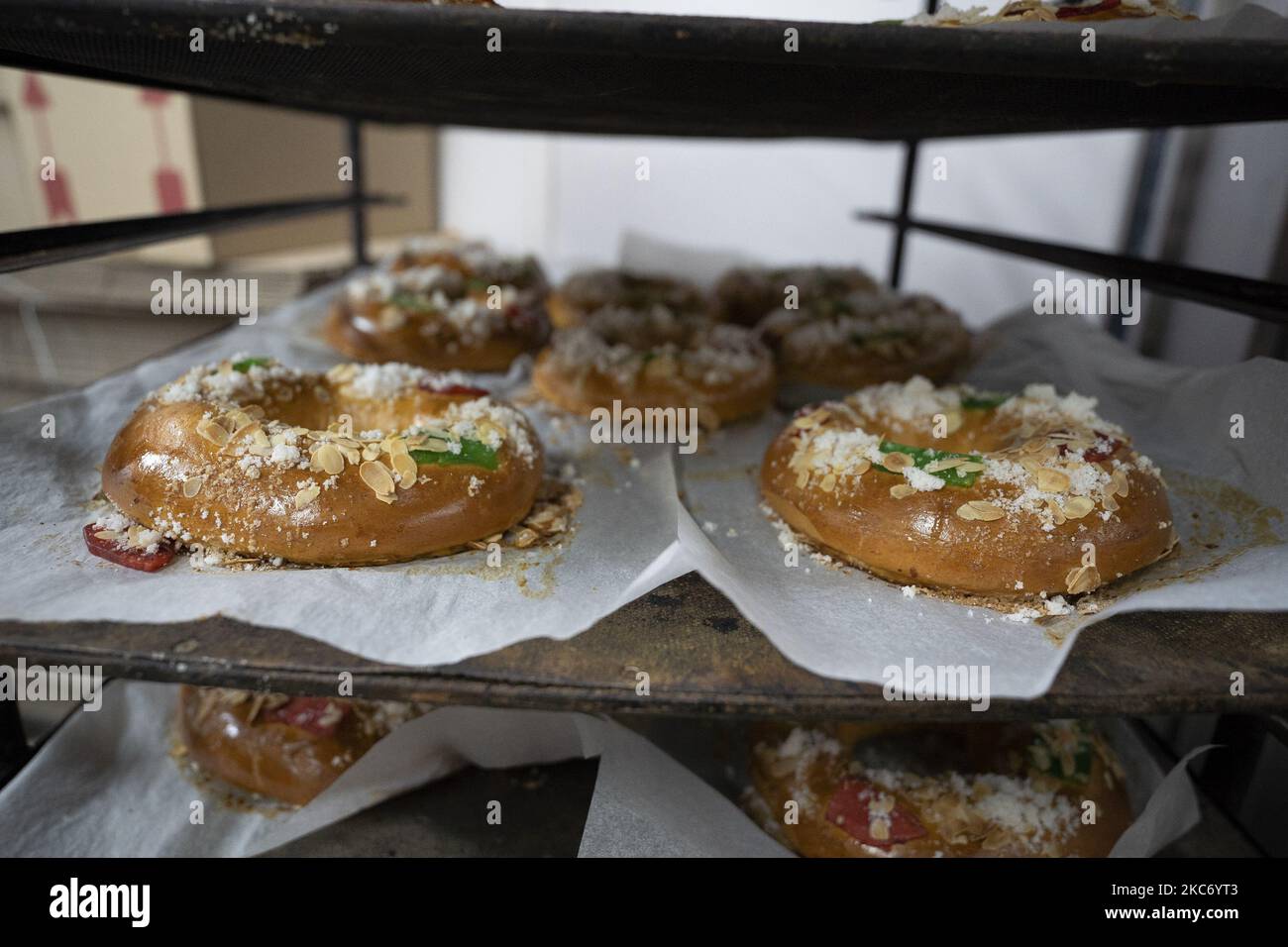 Un chef pâtissier pendant la préparation des roscones de reyes à Madrid (Espagne) sur 5 janvier 2021. Le roscon de Reyes est un doux de Noël caractéristique de la culture espagnole (photo d'Oscar Gonzalez/NurPhoto) Banque D'Images