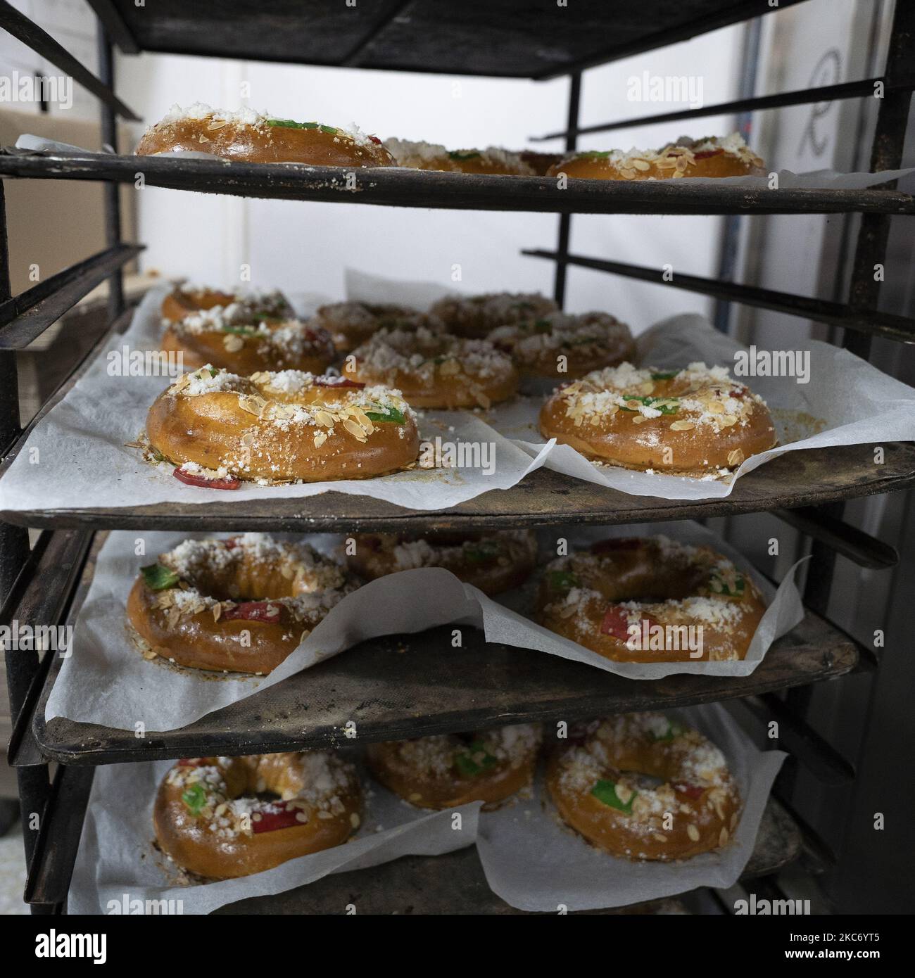 Un chef pâtissier pendant la préparation des roscones de reyes à Madrid (Espagne) sur 5 janvier 2021. Le roscon de Reyes est un doux de Noël caractéristique de la culture espagnole (photo d'Oscar Gonzalez/NurPhoto) Banque D'Images