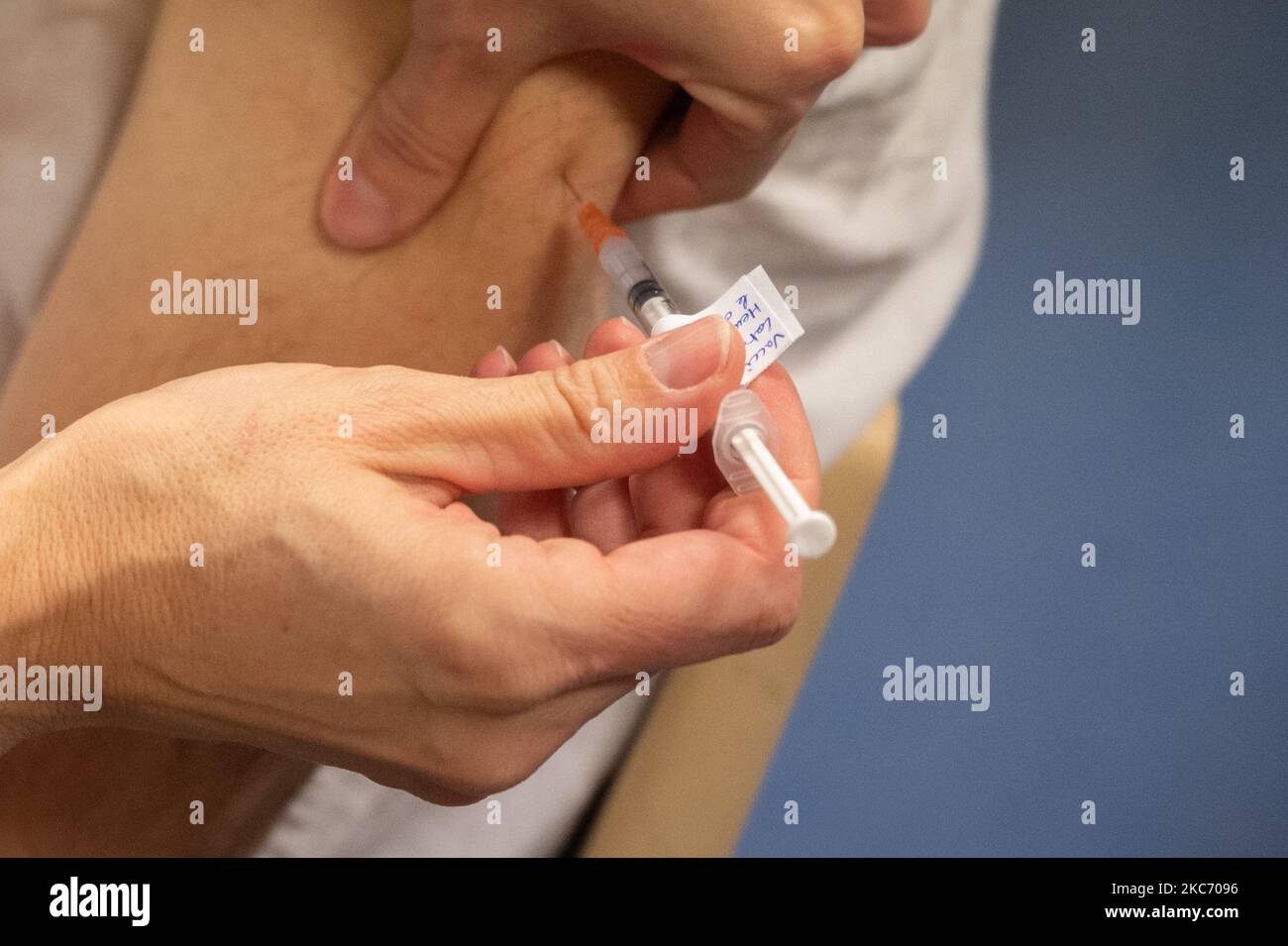 La première phase de vaccination contre Covid 19 a débuté le 5 janvier 2021 à Ille-et-Vilaine, en France. Les premières injections du vaccin à ARN messager Pfizer-BioNTech ont eu lieu en 5 dans le département d'Ephad. (Photo par Estelle Ruiz/NurPhoto) Banque D'Images