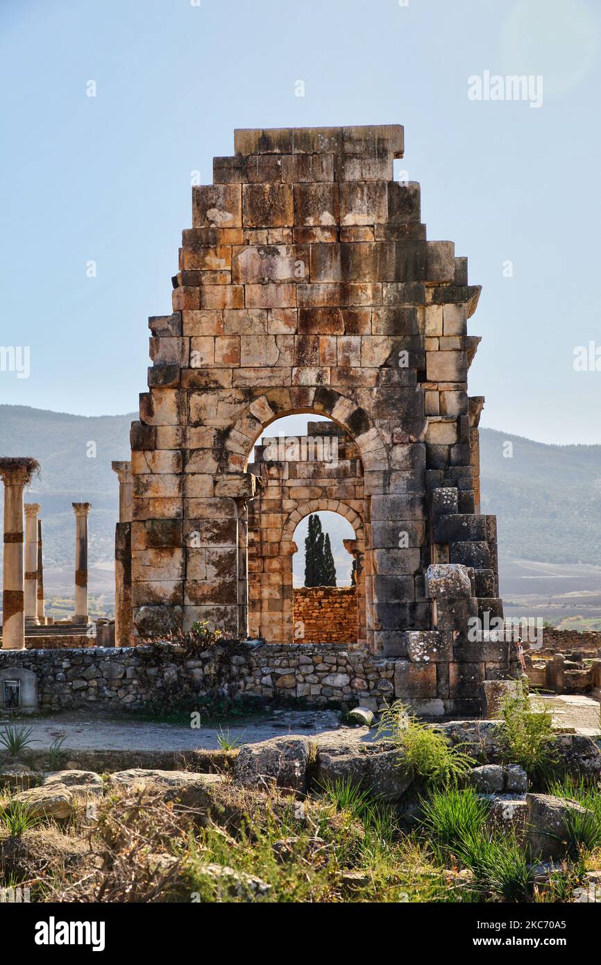 Ruines de la basilique dans l'ancienne ville romaine de Volubilis à Meknès, Maroc, Afrique. Volubilis est une ville romaine en partie excavée construite au 3rd siècle avant Jésus-Christ comme un village phénicien (et plus tard carthaginois). Le site a été fouillé et a révélé de nombreuses mosaïques fines, y compris certains des bâtiments publics les plus importants et des maisons de haute qualité ont été restaurés ou reconstruits. Aujourd'hui, c'est un site classé au patrimoine mondial de l'UNESCO , classé comme étant "un exemple exceptionnellement bien préservé d'une grande ville coloniale romaine en marge de l'Empire". (Photo de Creative Touch Imaging Ltd./NurPhoto) Banque D'Images