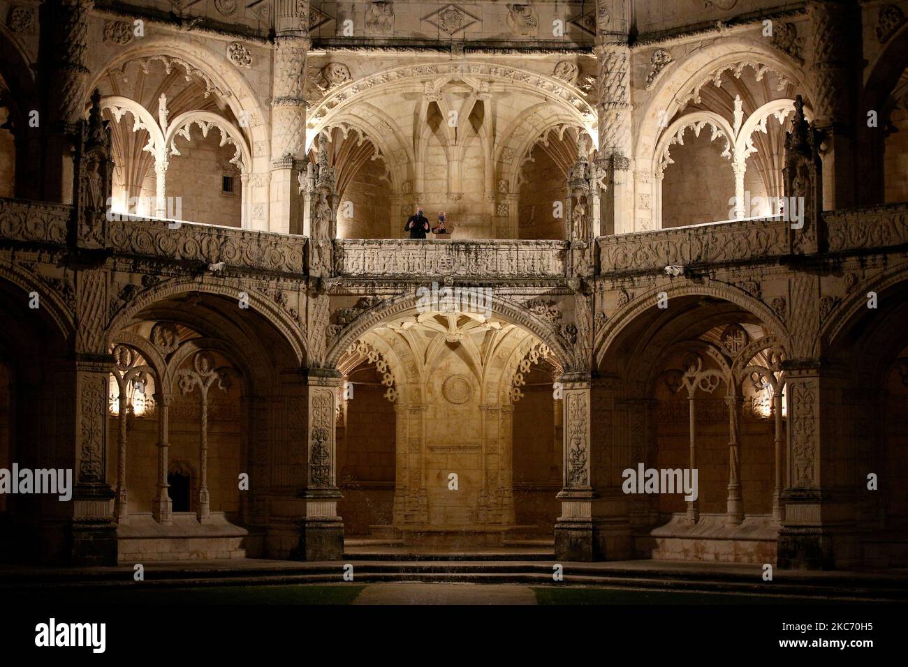 Le Premier ministre portugais Antonio Costa (R) et le président du Conseil européen Charles Michel visitent le monastère de Jeronimos en prévision d'une cérémonie inaugurant la présidence portugaise du Conseil de l'Union européenne, à Lisbonne (Portugal), sur 5 janvier 2021. (Photo par Pedro Fiúza/NurPhoto) Banque D'Images