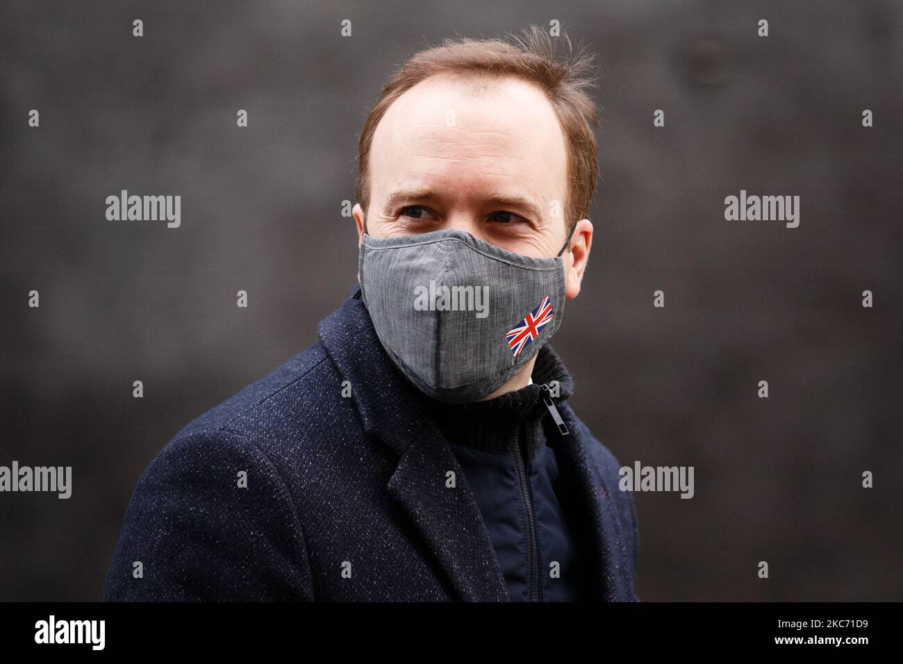 Le secrétaire d'État à la Santé et aux soins sociaux Matt Hancock, député conservateur du Suffolk de l'Ouest, porte un masque Union Jack laissant le 10 Downing Street à Londres, en Angleterre, sur 6 janvier 2021. (Photo de David Cliff/NurPhoto) Banque D'Images