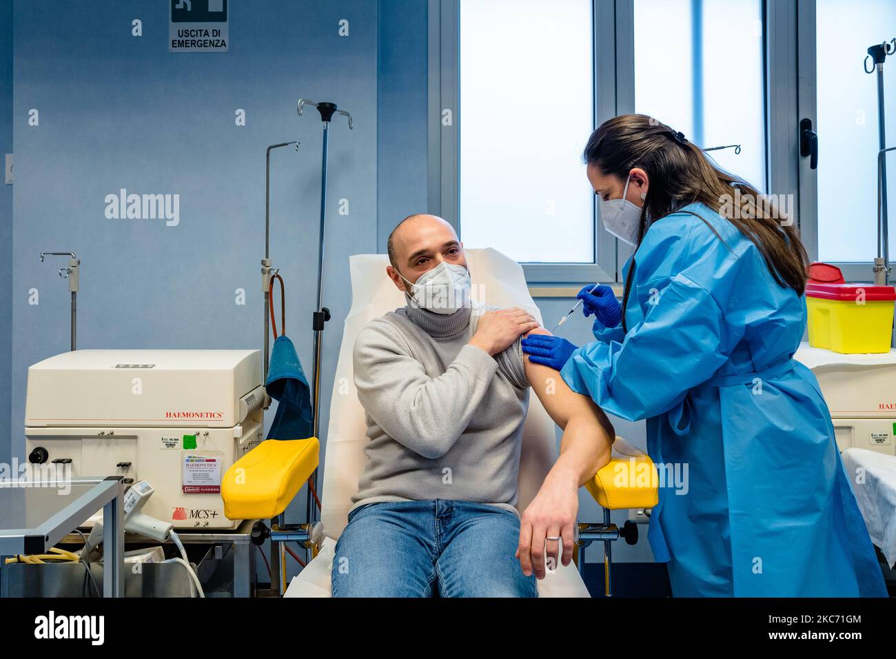 Une infirmière administre la première dose du vaccin anti-Covid19 au personnel de santé du centre de vaccination de l'hôpital Don Tonino Bello de Molfetta, sur 6 janvier 2021. La campagne de vaccination anti-Covid à Puglia se poursuit également le jour de l'Epiphanie: À l'heure actuelle, environ 10 mille personnes ont reçu la première dose du vaccin Pfizer dans la région, par rapport à la première charge de 25 855 doses qui est arrivée à Bari le 30 décembre dernier. L'administration des vaccins se poursuit également à Molfetta: À partir de 1 janvier, des injections visant à combattre le coronavirus ont lieu tous les jours Banque D'Images