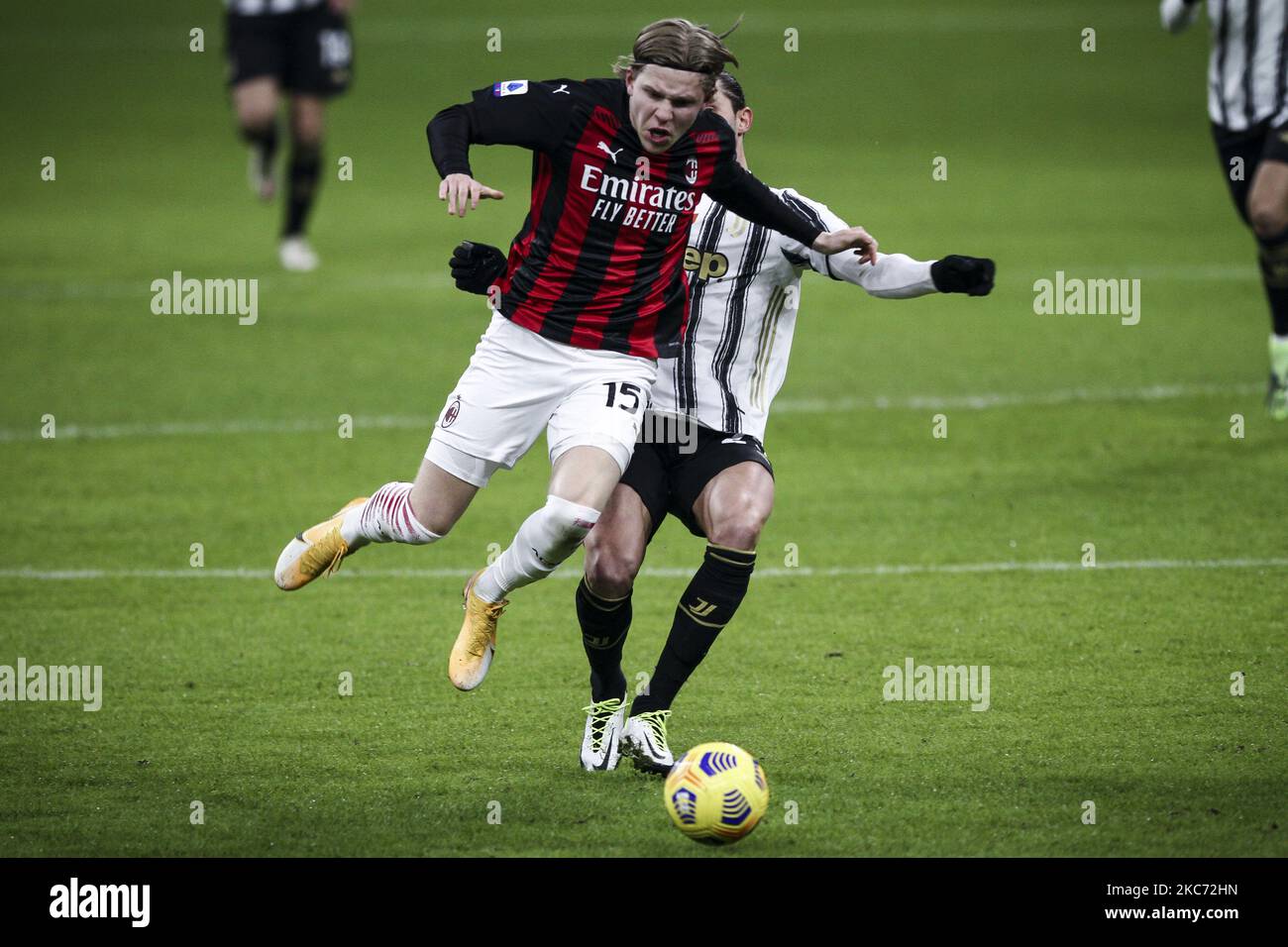 Juventus milieu de terrain Adrien Rabiot (25) combat pour le ballon contre l'avant de Milan Jens Petter Hauge (15) pendant la série Un match de football n.16 MILAN - JUVENTUS sur 06 janvier 2021 au Stadio Giuseppe Meazza à Milan, Lombardie, Italie. Résultat final: Milan-Juventus 1-3. (Photo de Matteo Bottanelli/NurPhoto) Banque D'Images