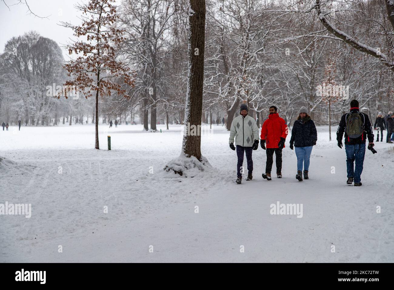 Les gens apprécient la journée de neige à Munich, en Allemagne, sur 6 janvier 2021. (Photo par Alexander Pohl/NurPhoto) Banque D'Images