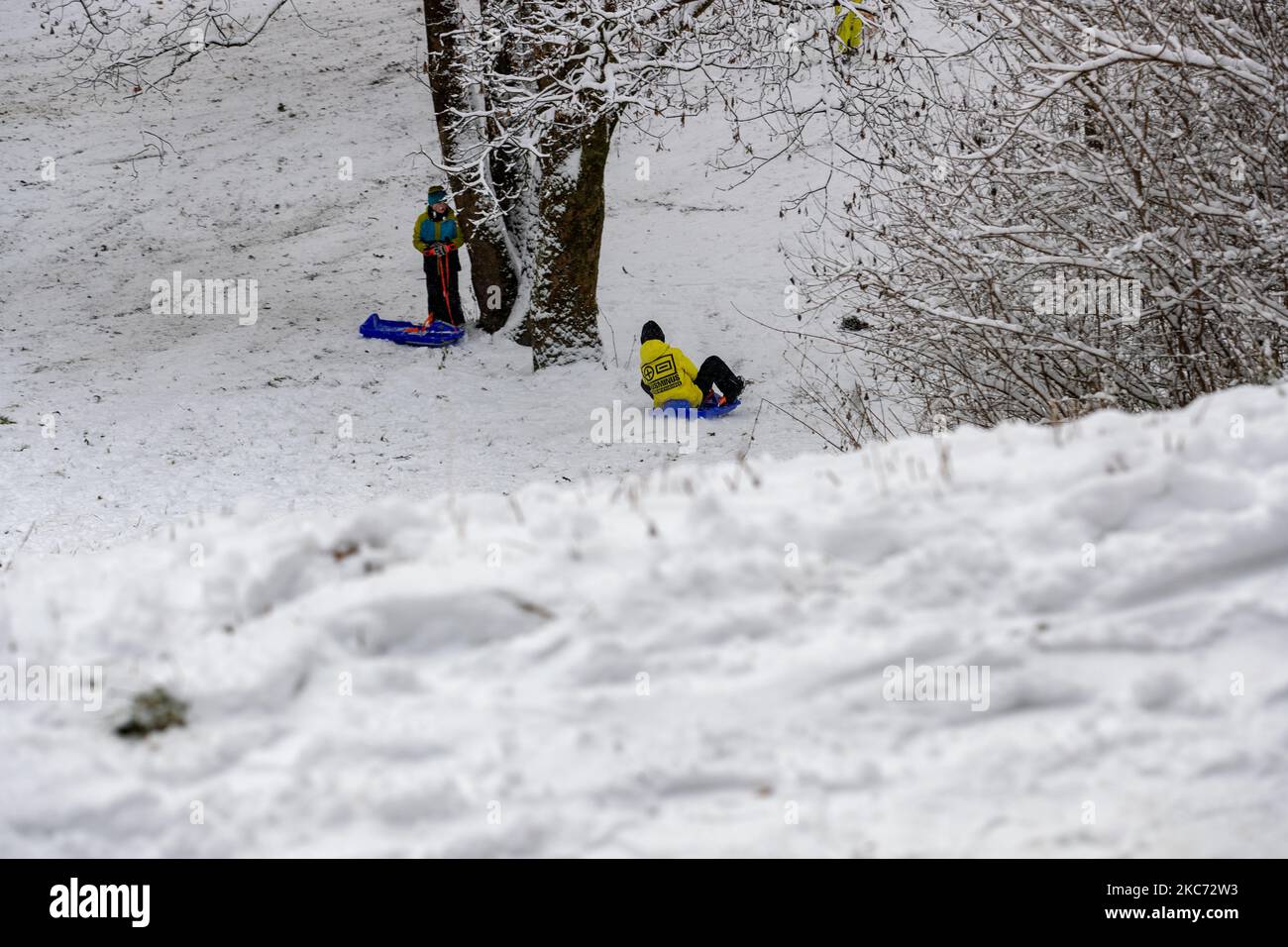 Les gens apprécient la journée de neige à Munich, en Allemagne, sur 6 janvier 2021. (Photo par Alexander Pohl/NurPhoto) Banque D'Images