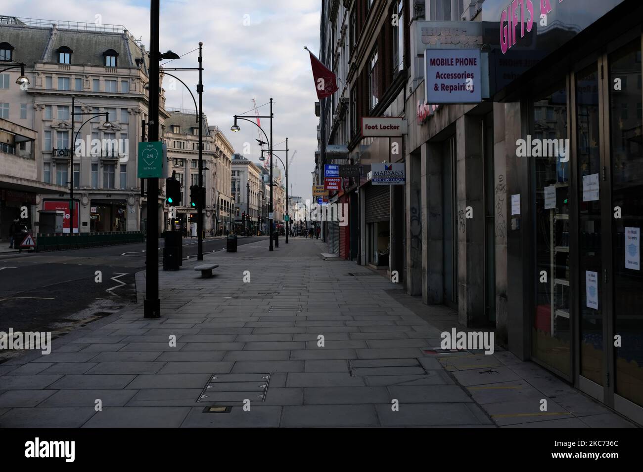 Vue générale de la rue Oxford, près de la rue vide, lors de la première semaine du troisième confinement national de niveau 5, a annoncé de combattre la pointe de Covid-19 putbreak, à Londres sur 7 janvier 2021. Le Royaume-Uni a pour objectif de vacciner tous les plus de 70s 000 personnes, les personnels de santé de première ligne et les plus cliniquement vulnérables d’ici la mi-février, date à laquelle ses règles actuelles de verrouillage seront réexaminées. Cela exigerait environ 13 millions de vaccinations Covid-19. Mardi, le pays avait vacciné plus de 1,3 millions de personnes. (Photo par Alberto Pezzali/NurPhoto) Banque D'Images
