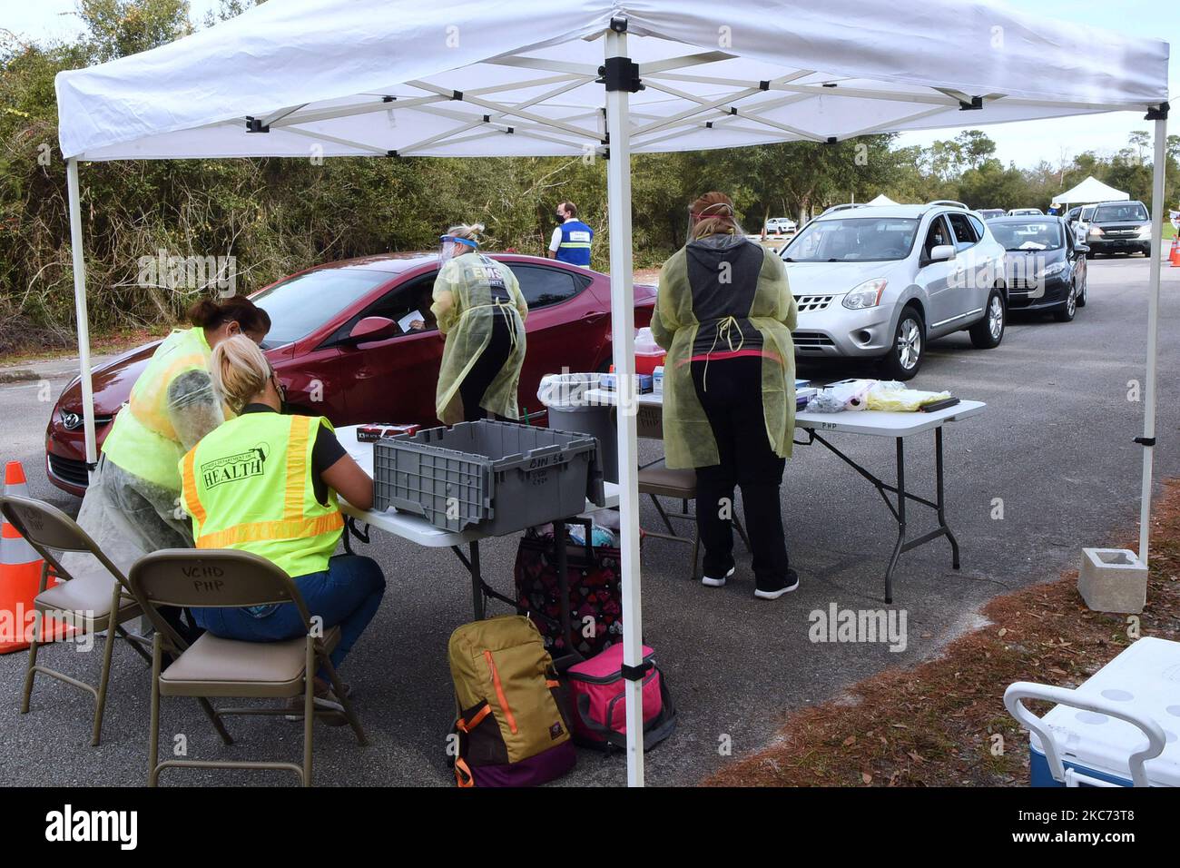 Les personnes en voiture reçoivent le vaccin Moderna COVID-19 lors d'un événement de vaccination au drive-in pour les résidents âgés de 65 ans et plus du parc Dewey O. Boster et du complexe sportif de 7 janvier 2021 à Deltona, en Floride. Les employés du comté de Volusia et du ministère de la Santé de la Floride ont fourni 1 000 vaccins le premier jour de l'événement de deux jours sur rendez-vous seulement, puisque les autorités de la Floride ont signalé 19 816 nouveaux cas de coronavirus, son total le plus élevé de cas d'un jour depuis le début de la pandémie de coronavirus. (Photo de Paul Hennessy/NurPhoto) Banque D'Images
