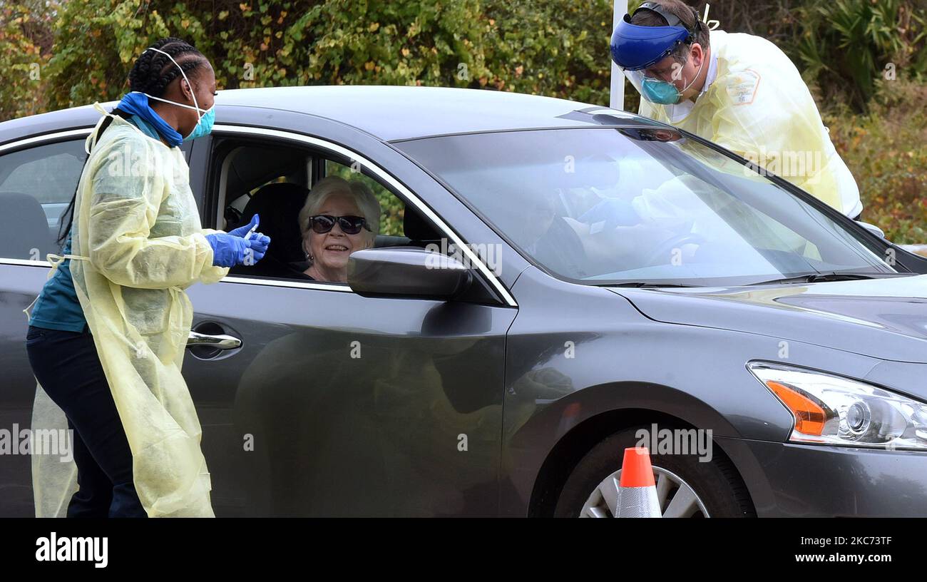 Les travailleurs de la santé administrent le vaccin Moderna COVID-19 à un couple en voiture lors d'un événement de vaccination au drive-in pour les résidents de 65 ans et plus au parc Dewey O. Boster et complexe sportif de 7 janvier 2021 à Deltona, en Floride. Les employés du comté de Volusia et du ministère de la Santé de la Floride ont fourni 1 000 vaccins le premier jour de l'événement de deux jours sur rendez-vous seulement, puisque les autorités de la Floride ont signalé 19 816 nouveaux cas de coronavirus, son total le plus élevé de cas d'un jour depuis le début de la pandémie de coronavirus. (Photo de Paul Hennessy/NurPhoto) Banque D'Images