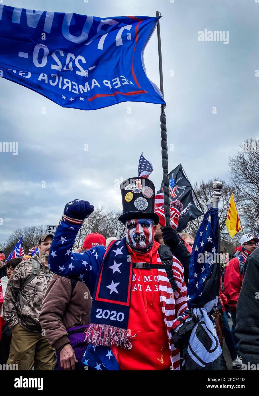 Les partisans de Trump près du capitole des États-Unis à la suite d'un rassemblement « Stop the Sal » sur 06 janvier 2021 à Washington, DC. Les manifestants ont pris d'assaut le bâtiment historique, brisant les fenêtres et se sont affrontés avec la police. Les partisans de Trump se sont rassemblés aujourd'hui dans la capitale nationale pour protester contre la ratification de la victoire du Collège électoral du président élu Joe Biden sur le président Trump lors des élections de 2020. (Photo de Selcuk Acar/NurPhoto) Banque D'Images