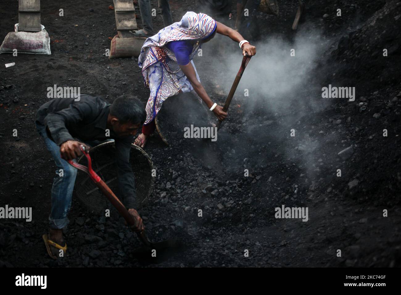 Les travailleurs travaillent dans une industrie charbonnière près du fleuve Buriganga, à Dhaka, au Bangladesh, vendredi, au 08 janvier 2021. La consommation actuelle de charbon pour la production d'électricité est d'environ 3,5 millions de tonnes par an pour les deux centrales à charbon du Bangladesh, l'une à Barapukuria (440MW) à Dinajpur et l'autre est la nouvelle centrale Payra (660MW) à Patuakhali. Selon le rapport des médias, si le Plan directeur du secteur de l'énergie 2016 est mis en œuvre, la consommation de charbon pour la production d'électricité serait 10 fois plus élevée en 2030 et 20 fois plus élevée en 2041 que le niveau de consommation actuel. (Photo de Syed Mahamu Banque D'Images Les travailleurs travaillent dans une industrie charbonnière près du fleuve Buriganga, à Dhaka, au Bangladesh, vendredi, au 08 janvier 2021. La consommation actuelle de charbon pour la production d'électricité est d'environ 3,5 millions de tonnes par an pour les deux centrales à charbon du Bangladesh, l'une à Barapukuria (440MW) à Dinajpur et l'autre est la nouvelle centrale Payra (660MW) à Patuakhali. Selon le rapport des médias, si le Plan directeur du secteur de l'énergie 2016 est mis en œuvre, la consommation de charbon pour la production d'électricité serait 10 fois plus élevée en 2030 et 20 fois plus élevée en 2041 que le niveau de consommation actuel. (Photo de Syed Mahamu Banque D'Images