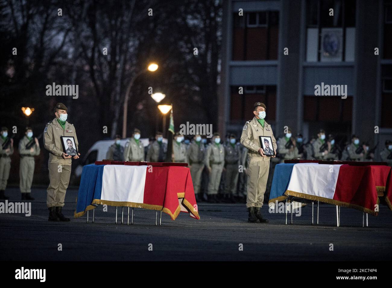 Soldats de l'armée française lors d'une cérémonie d'hommage à Haguenau, dans l'est de la France, sur 8 janvier 2021 pour les deux soldats français tués au Mali sur 2 janvier 2021. - Le Sergent Yvonne Huynh, 33 ans, et le caporal Loic Riss, 24 ans, sont morts lorsque leur véhicule a heurté un engin explosif improvisé dans la région de Menaka, dans le nord-est du Mali, à 2 janvier, quelques jours seulement après que trois autres ont été tués de la même manière. (Photo par Elyxandro Cegarra/NurPhoto) Banque D'Images