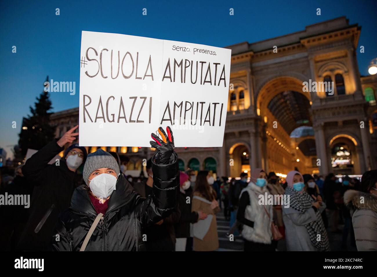 Les élèves, enseignants et parents, protestent sur la Piazza Duomo contre le DAD (enseignement à distance) et le report de la réouverture des écoles à 08 janvier 2020, à Milan, en Italie. (Photo par Alessandro Bremec/NurPhoto) Banque D'Images