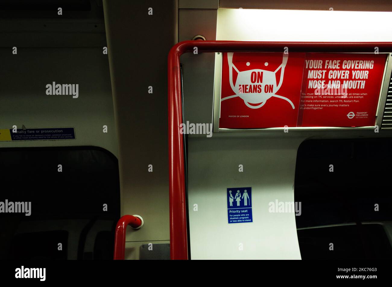 Un avis rappelant aux passagers de porter des couvre-visage correctement sur le nez et la bouche est affiché dans un chariot de métro Central Line presque vide sur le réseau souterrain de Londres à Londres, en Angleterre, sur 9 janvier 2021. L'Angleterre a commencé mardi un troisième confinement national pour tenter d'enrayer la transmission du coronavirus dans tout le pays. Dans la capitale, le maire de Londres Sadiq Khan a déclaré hier un « incident majeur » pour la ville au sujet des pressions du coronavirus, avertissant que les hôpitaux pourraient bientôt être submergés par les patients atteints de covid-19. (Photo de David Cliff/NurPhoto) Banque D'Images