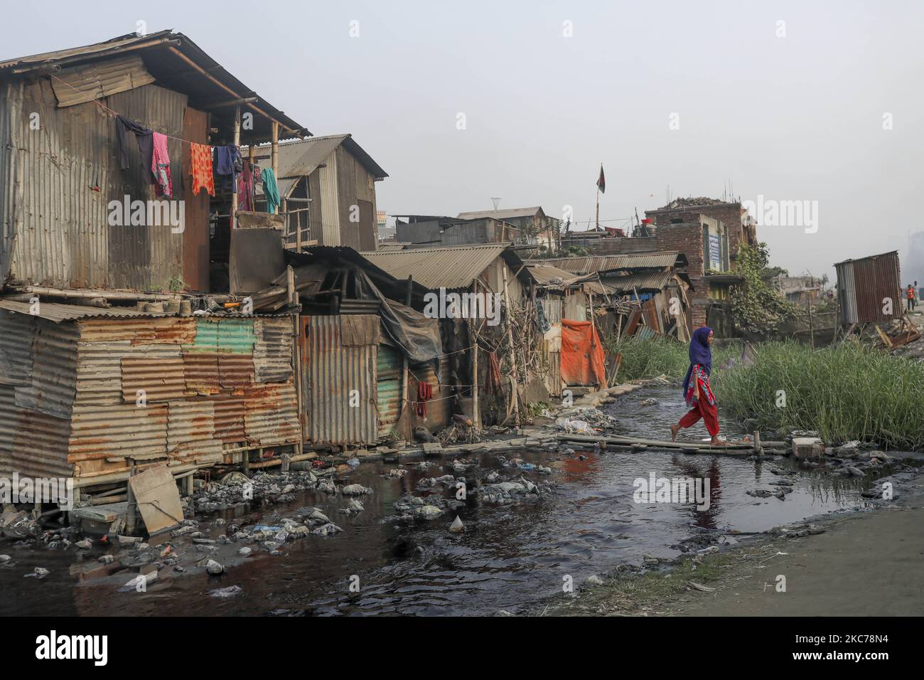 Une fille marche dans un bidonville à côté d'un chemin de fer à Dhaka, au Bangladesh, dimanche, à 10 janvier 2021. (Photo de Kazi Salahuddin Razu/NurPhoto) Banque D'Images