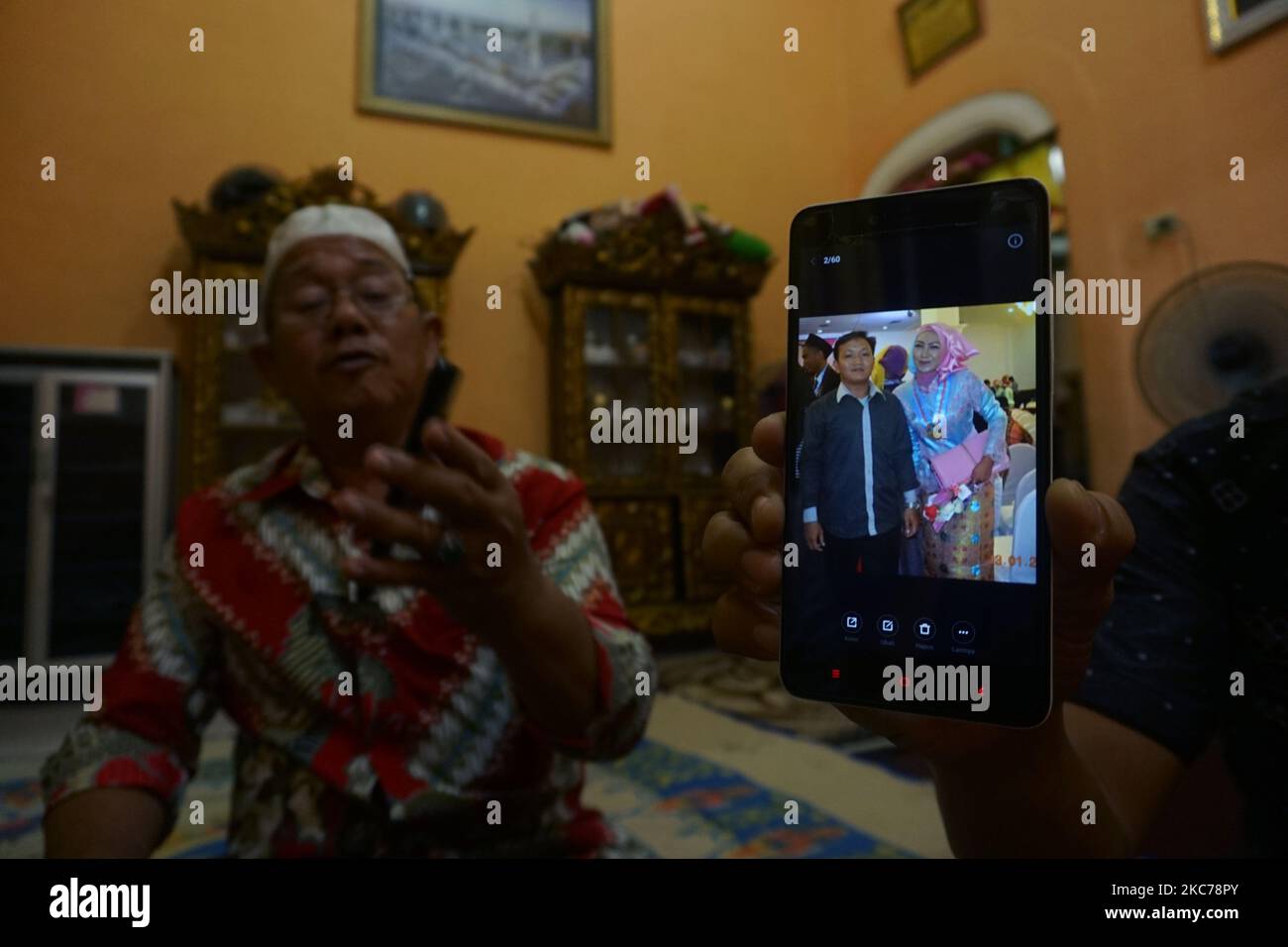 Riski Simamora et Abdul Khaliq montrant une photo d'Indah Halima Putri et de son fils Arka à leur résidence à Sungai Pinang, Régence d'Ogan Ilir, Sumatra Sud, sur 10 janvier 2021. Indah et Arka sont victimes de l'accident de la compagnie aérienne Sriwijaya SJ 182 sur la route Jakarta - Pontianak, dans les îles Seribu, Jakarta, samedi, 9 janvier 2021. (Photo de Sigit Prasetya/NurPhoto) Banque D'Images