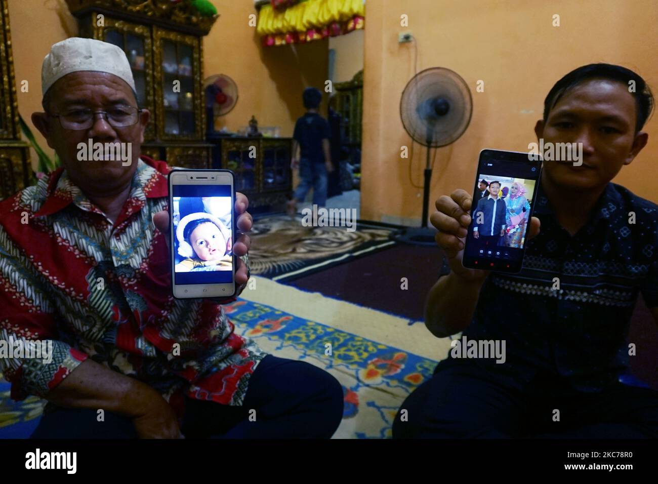 Riski Simamora et Abdul Khaliq montrant une photo d'Indah Halima Putri et de son fils Arka à leur résidence à Sungai Pinang, Régence d'Ogan Ilir, Sumatra Sud, sur 10 janvier 2021. Indah et Arka sont victimes de l'accident de la compagnie aérienne Sriwijaya SJ 182 sur la route Jakarta - Pontianak, dans les îles Seribu, Jakarta, samedi, 9 janvier 2021. (Photo de Sigit Prasetya/NurPhoto) Banque D'Images